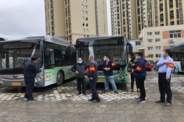 中共鄭州赫喆文化傳播有限公司黨支部開展“疫情防控常態(tài)化，為公共交通助力”志愿服務實踐活動